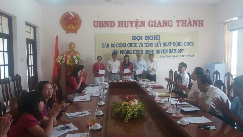 TANG QUA v XUAT SAC.jpg